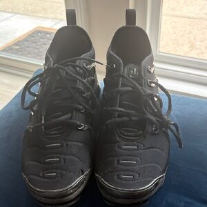 Nike Men's Black Athletic Lace-Up Sneakers